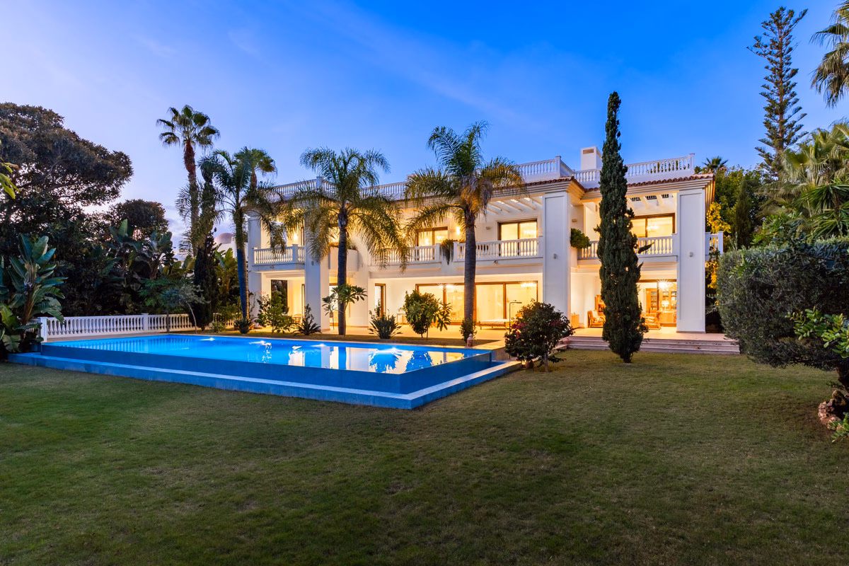 Villa Murcia — вилла с 7 спальнями на первой линии в Эстепоне, Коста-дель-Соль 1