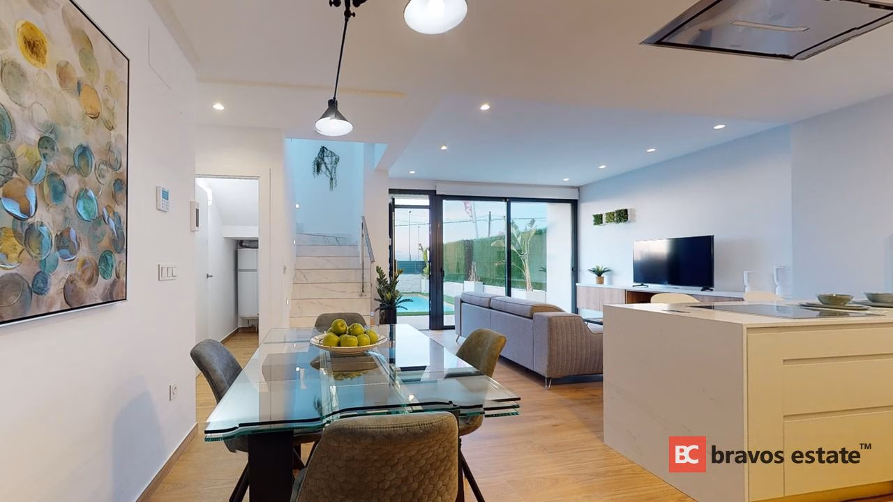 Beachside 4-Bedroom Villa in El Campello · 220 m² - 4