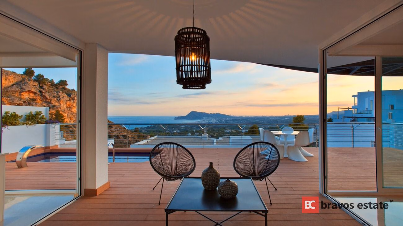 Seafront 6-Bedroom Villa in Altea - 1