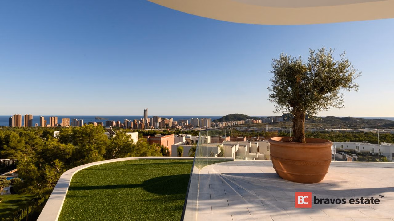 Spacious 4-Bedroom Villa in Finestrat · 331 m² - 3