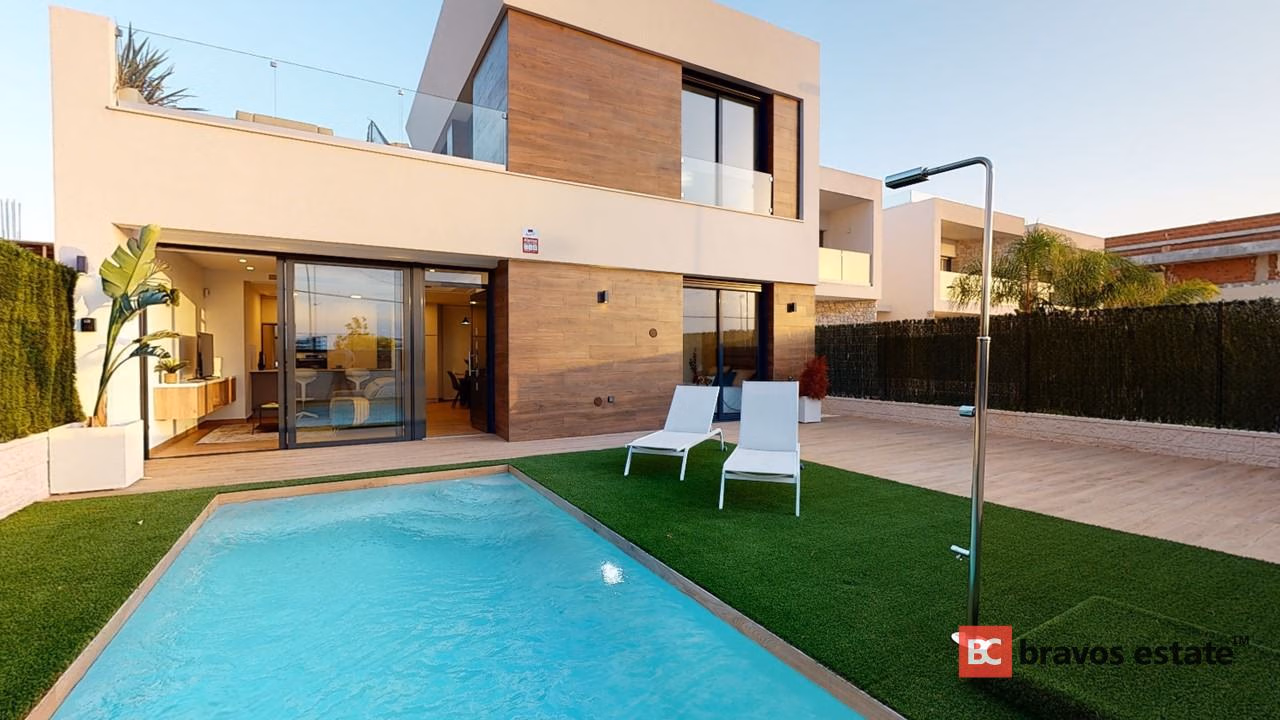 Beachside 4-Bedroom Villa in El Campello · 220 m² - 1