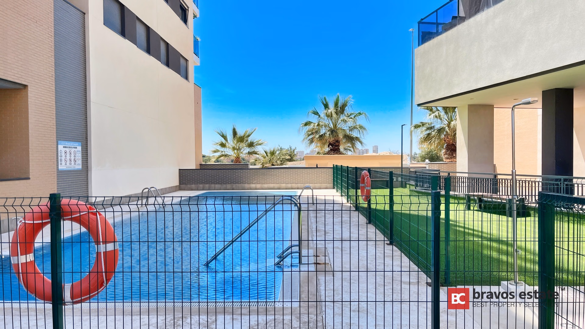 Beachside 2-Bedroom Apartment in El Campello · 100 m² - 12