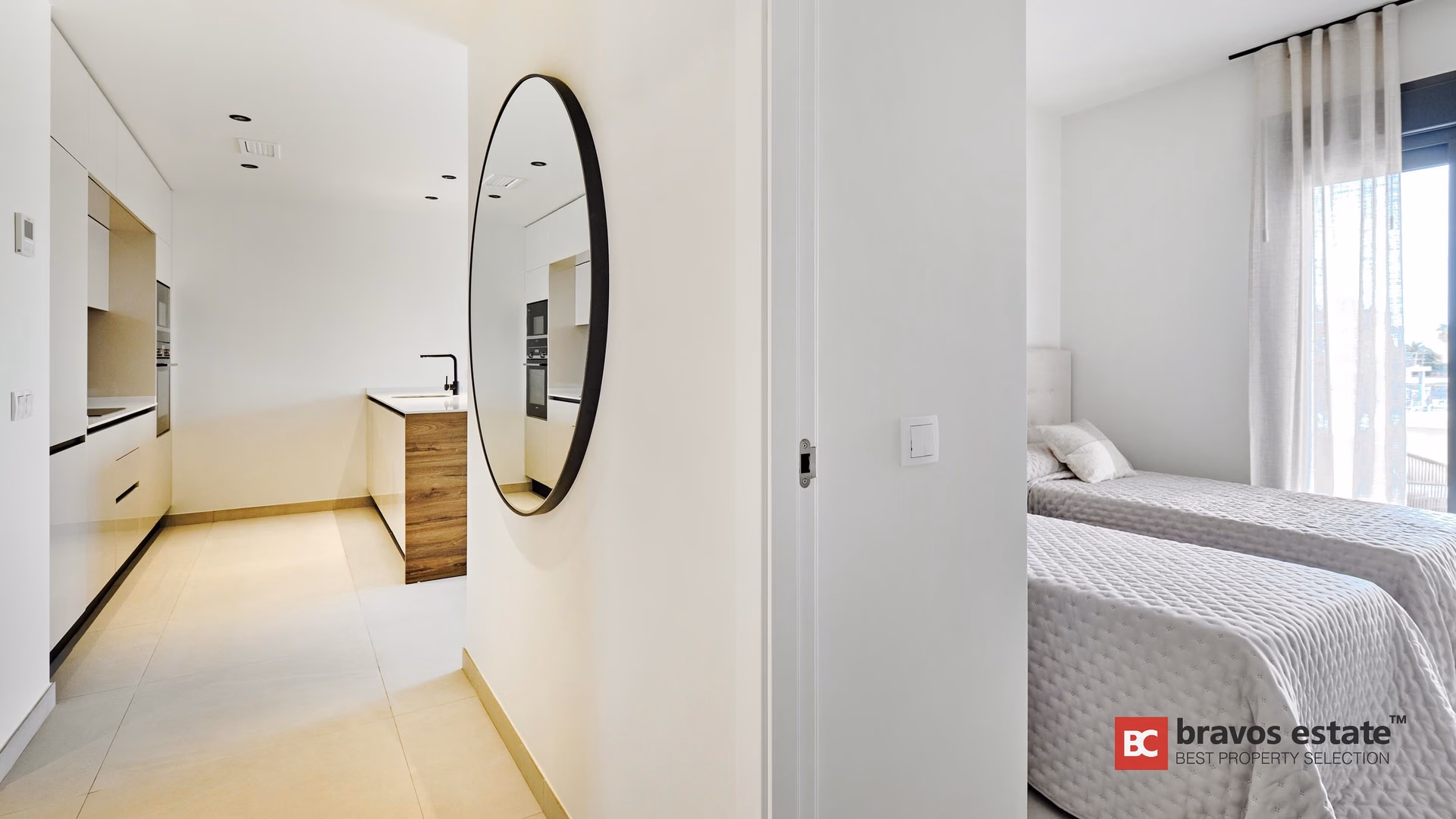 Seafront 2-Bedroom Apartment in Torrevieja - 17